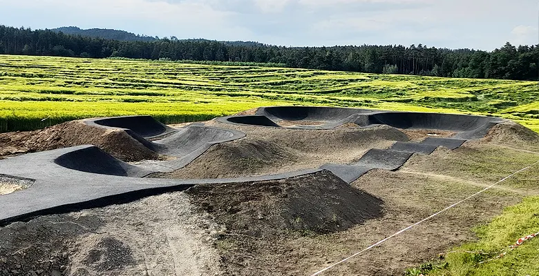 Stavby pumptracků, trailů a bikeparků